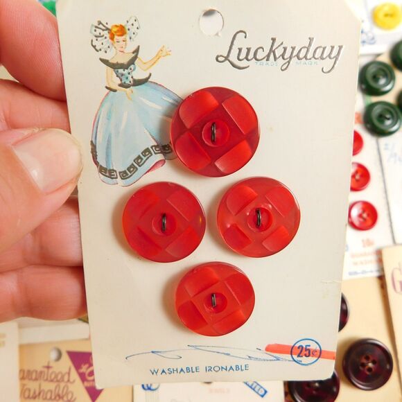 Vintage Buttons On Cards Lot Of 24 Pinks, Purples Burgundy LaMode, LeBouton NOS - Picture 10 of 16